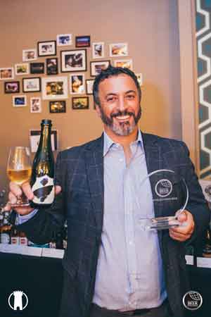 Alfredo Colangelo di Birra del Borgo con il premio vinto all'IBC per l'Equilibrista