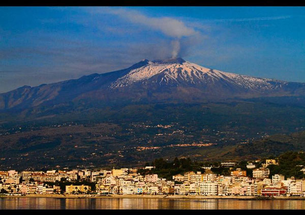 Il vulcano Etna visto dalla costa