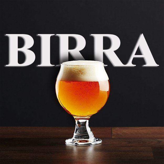 Scritta-birra-sullo-sfondo-e-bicchiere-birra-in-primo-piano