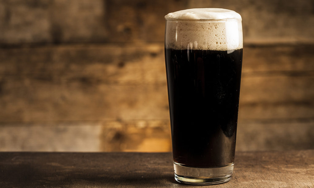 Pinta birra stout nera