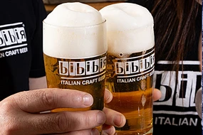 Due bicchieri di birra artigianale in un brindisi.