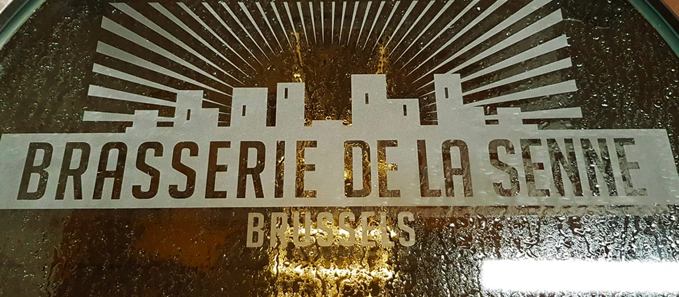 Coperchio in vetro di un impianto di produzione birra, bagnato dal vapore di una cotta.