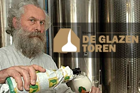Jef Van den Steen del birrificio Glazen Toren versa birra in un bicchiere.