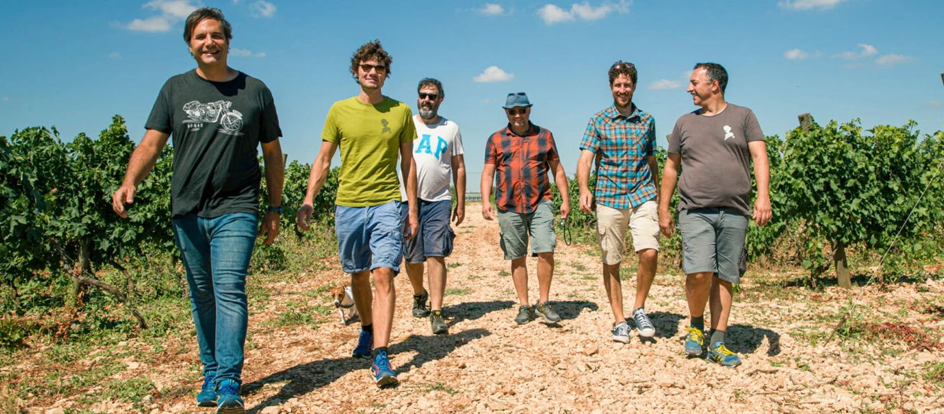 Vini La Cattiva: zero chimica, fermentazione spontanea e libera sperimentazione. | Topbeer I soci della masseria La Cattiva camminano nella vigna di Turi, in Puglia. | Topbeer