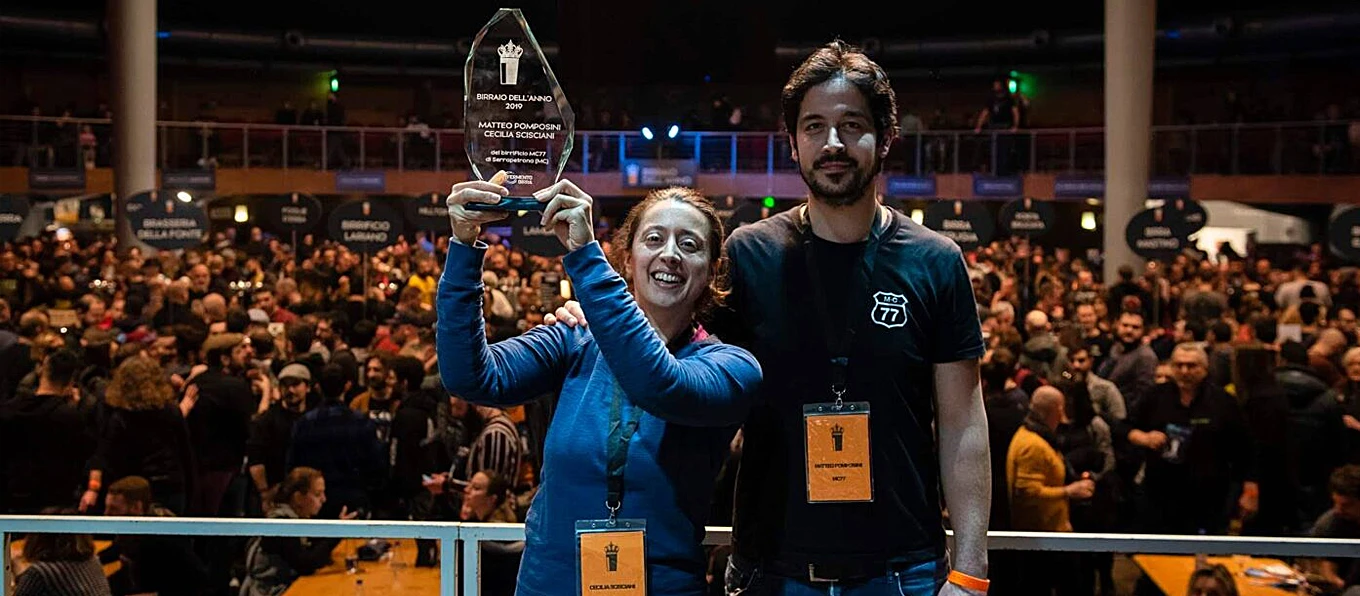 Cecilia e Matteo del birrificio MC77 mostrano il premio Birraio dell'Anno