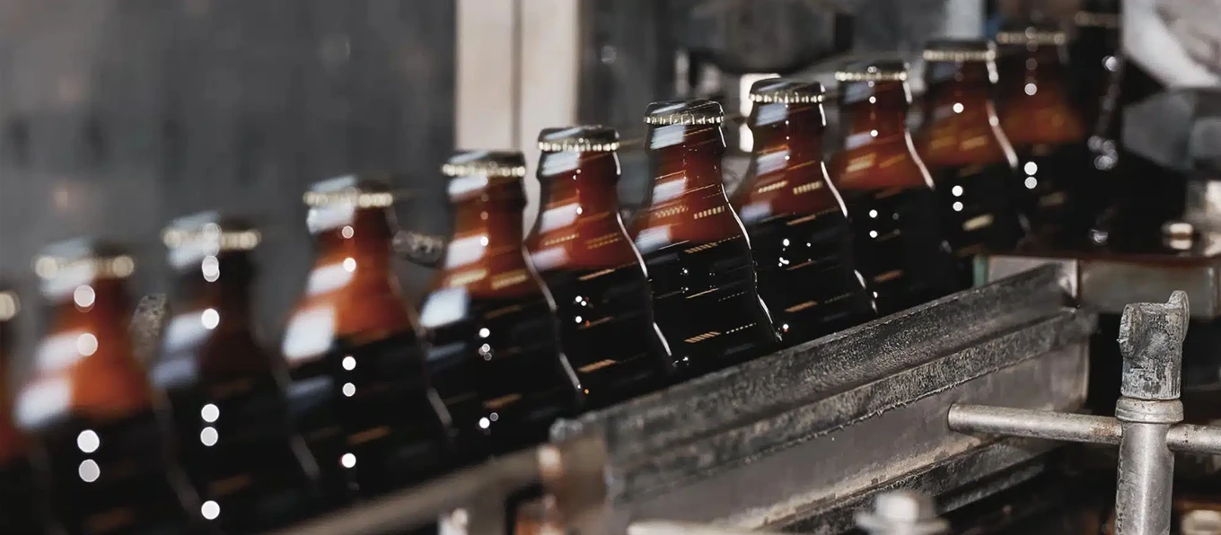 Bottiglie di birra in riempimento in un birrificio
