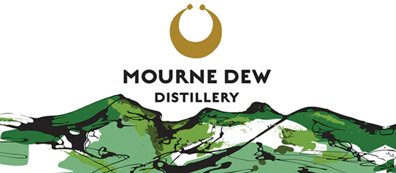 Logo della distilleria Mourne Dew che sovrasta l'illustrazione di un panorama nord irlandese 