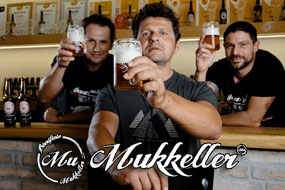 Il team del birrificio Mukkeller al completo con una pinta di birra in mano