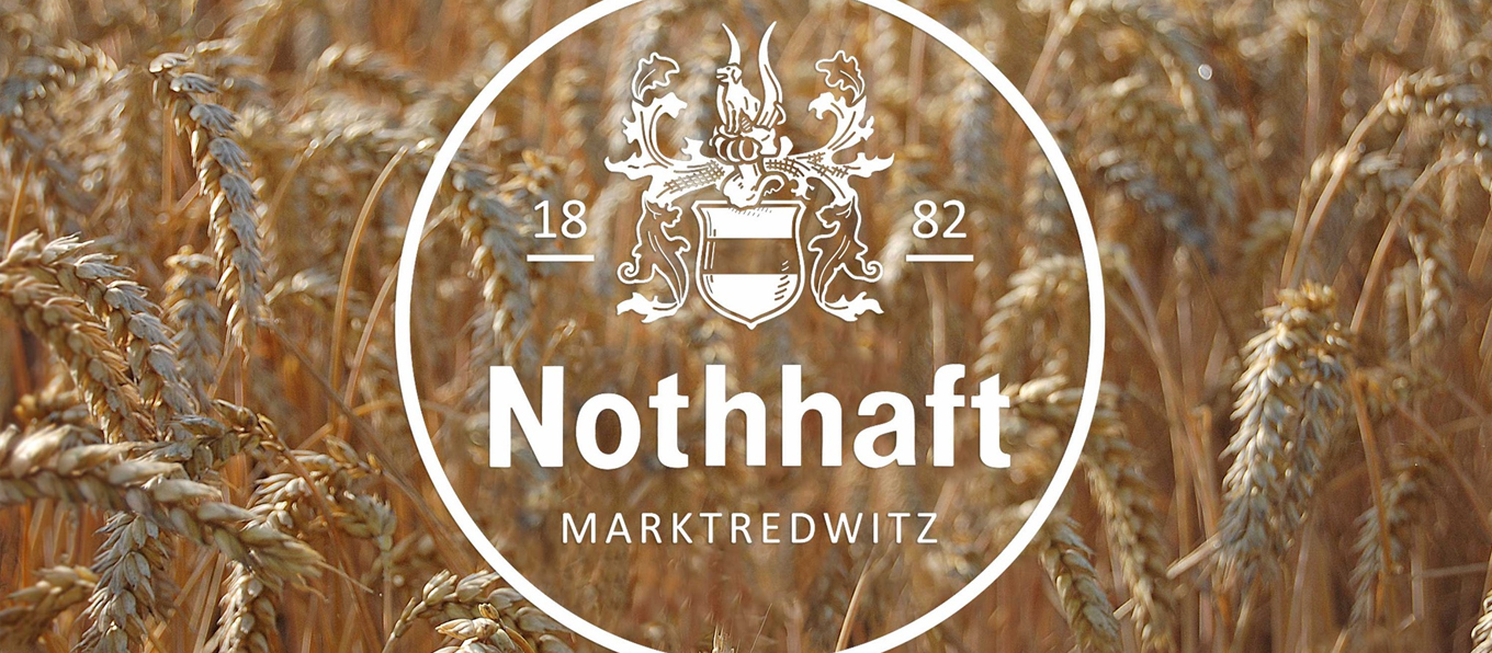 Logo del birrificio Nothhaft di colore bianco e in secondo piano un campo di orzo pieno di spighe | Topbeer